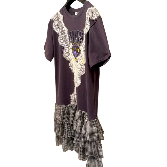 Hiso Hiso NWT Size M Purple Graphic NFL T-Shirt Dress with Lace & Ruffles (0559) - Picture 2 of 13
